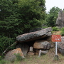 城址碑と巨石・案内板