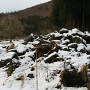 雪が掛かった坂戸城の運び出された石垣（2016冬）