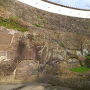 古橋口の塀、石垣、崖、崖穴