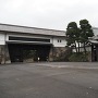 渡櫓門（左）と高麗門、併せて外桜田門