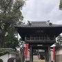 石碑と速念寺の寺門