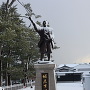 雪の堀尾吉晴公の像