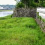 球磨川沿いの塀と石垣