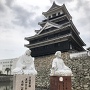 黒田官兵衛夫妻の像と中津城