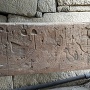 西門にある門番による落書き（彫刻）