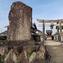 川守城 城址碑と土塁上の八幡神社と鳥居