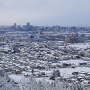 雪の富山市街地と大峪城