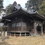 杉山神社拝殿と裏手の土塁
