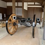 本丸御玄関脇に展示してあるアームストロング砲とモルチール砲（奥）