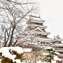 雪の松本城天守