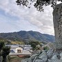 城址碑と高祖山遠景