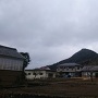 主郭(中央奥)と加茂神社(右手前)