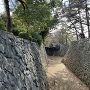 二之丸（左）と西之丸間の堀と石垣