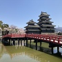 松本城　埋橋と天守と満開の桜