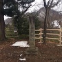 雪残る城址の石碑