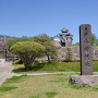 石碑と三重櫓