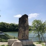 石井兄弟亀山仇討遺跡の碑と外堀