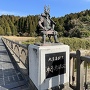 行徳橋の欄干に建つ本多忠勝像（西側）