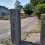 県道沿いの石碑