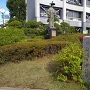 大手門跡の石碑と太田道灌の銅像
