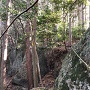 西尾根の大岩の登城道