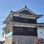 城碑と福知山市佐藤太清記念美術館（隅櫓風城郭建築様式）