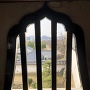 菱の門の中から見た華頭窓