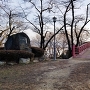 「春日城の沿革」の碑と本丸橋