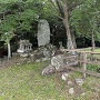 井戸跡と石碑
