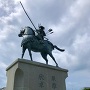 城趾に建つ徳川家康騎馬像