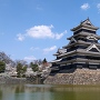 雄大に立つ松本城