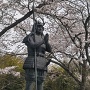 山中鹿介像と桜