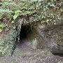 住吉神社にある井戸跡（右）と抜け穴