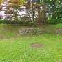 二の丸を囲む土塁に残る石垣