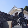 竹中半兵衛公の像と櫓門