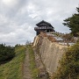 城壁と敷石と土塁越しの西門