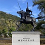 吉香公園内の吉川広家公銅像から見た天守