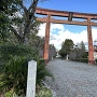 築山館跡の石柱と八坂神社鳥居