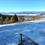 雪の朝一番の城跡入口と遠景