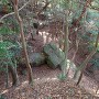 伝太鼓櫓から見下ろすくさび跡の残る大岩