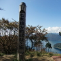 賤ヶ岳古戦場の標柱と余呉湖