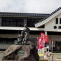 会津若松駅と赤ベコ