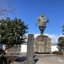 駿府城　本丸跡に立つ家康公像