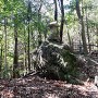 巨岩の上の祠