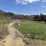 お館様の散歩道入口から味噌曲輪をのぞむ