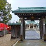 尾陽神社神門（鳥居側から）