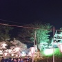 三重櫓と夜桜見物の観光客