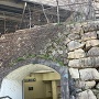 本丸の石垣と三原駅の北口