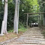 城趾碑と城趾に建つ徳谷神社