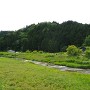 池田氏城館 魚見川越しの全景（東より）